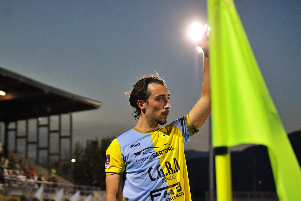 Calciatore con maglia Home FC Arzignano Valchiampo giallo celeste del centenario, stagione 2026/27