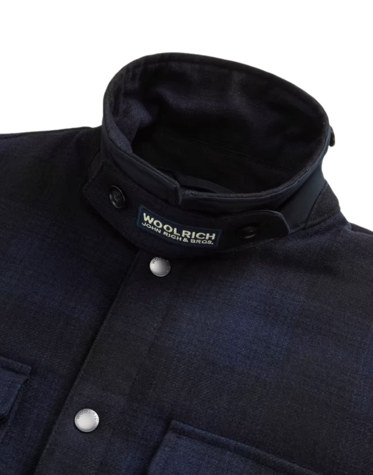 Dettaglio colletto Woolrich Alaskan Check con linguetta rimovibile e logo Woolrich